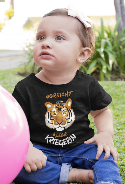 Vorsicht - Kleine Kriegerin - Baby Organic Shirt - Oyssun